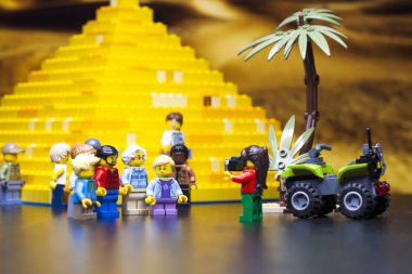Rusya, 12 Nisan 2018. Oluşturucu Lego Classic - Minifigurki küçük insanlar. Mısır piramit yakınındaki turist grup
