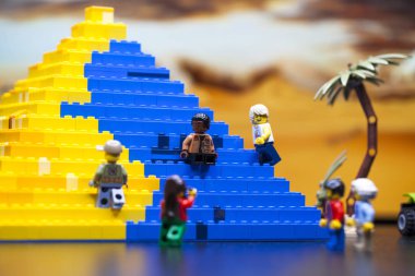 Rusya, 12 Nisan 2018. Oluşturucu Lego Classic - Minifigurki küçük insanlar. Mısır piramit yakınındaki turist grup