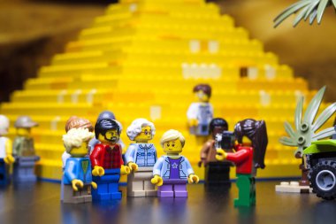 Rusya, 12 Nisan 2018. Oluşturucu Lego Classic - Minifigurki küçük insanlar. Mısır piramit yakınındaki turist grup