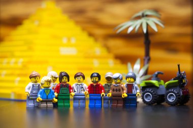 Rusya, 12 Nisan 2018. Oluşturucu Lego Classic - Minifigurki küçük insanlar. Mısır piramit yakınındaki turist grup