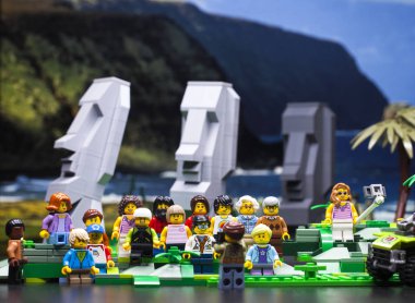 Rusya, 17 Nisan 2018. Oluşturucu Lego. Üç moai Paskalya Adası standup.