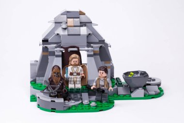Rusya, 16 Mayıs 2018. Oluşturucu Lego Star Wars. Mini-rakamlar karakter Jedi Luke Skywalker, Chewbacca ve Ray