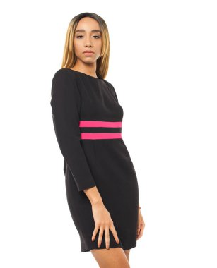 Siyah elbiseli şehvetli genç Afrikalı kadın portresi kapatın. Kadın beyaz arka plan stüdyo çekim.