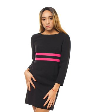 Siyah elbiseli şehvetli genç Afrikalı kadın portresi kapatın. Kadın beyaz arka plan stüdyo çekim.