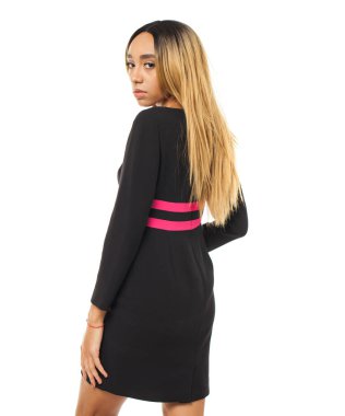 Siyah elbiseli şehvetli genç Afrikalı kadın portresi kapatın. Kadın beyaz arka plan stüdyo çekim.