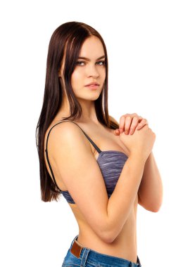 Beyaz arka plan üzerinde izole mavi sütyen genç seksi esmer kadın