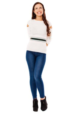 Mavi jeans, izole beyaz arka plan üzerinde genç bir esmer kadın portresi tam uzunlukta
