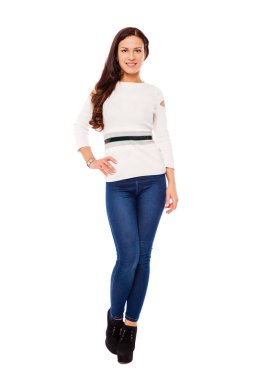 Mavi jeans, izole beyaz arka plan üzerinde genç bir esmer kadın portresi tam uzunlukta