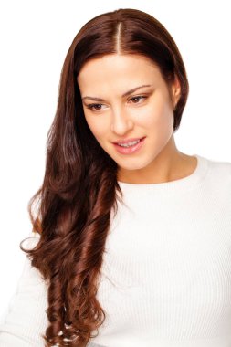 Beyaz arka plan üzerinde izole mutlu güzel esmer kadın