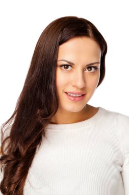 Beyaz arka plan üzerinde izole mutlu güzel esmer kadın