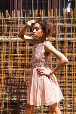 Sokak moda modeli. Pembe elbiseli bir Afrika genç kadın portresi