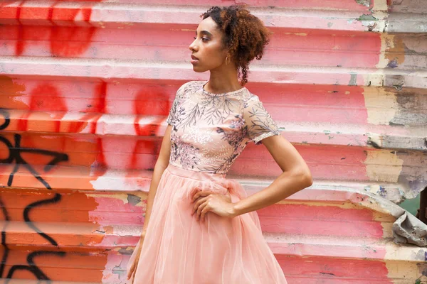 ストリート ファッション モデル ピンクのドレスでアフリカの若い女性の肖像画 — ストック写真