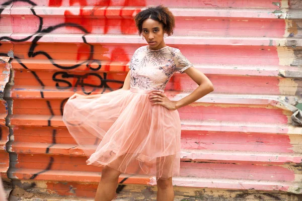 Straat Fotomodel Portret Van Een Jonge Afrikaanse Vrouw Roze Jurk — Stockfoto