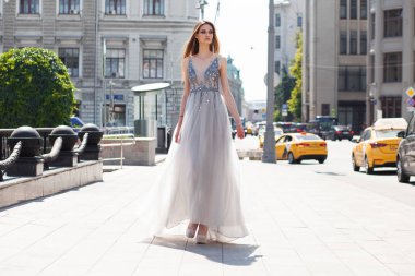 Tam büyüme, üzerinde sokak, yaz açık havada yürüyüş uzun elbise genç güzel bir esmer kadın portre