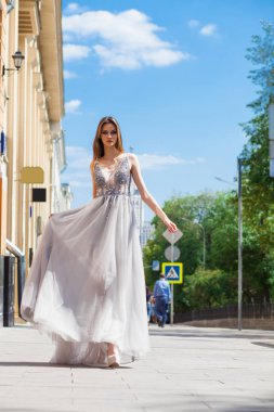 Tam büyüme, üzerinde sokak, yaz açık havada yürüyüş uzun elbise genç güzel bir esmer kadın portre