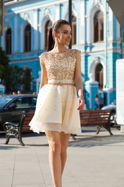 Retrato Close Jovem Bela Mulher Morena Vestido Bege Rua Verão — Fotografia de Stock