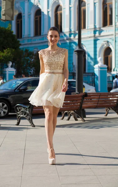 Retrato Pleno Crecimiento Joven Hermosa Mujer Morena Vestido Blanco Caminando — Foto de Stock