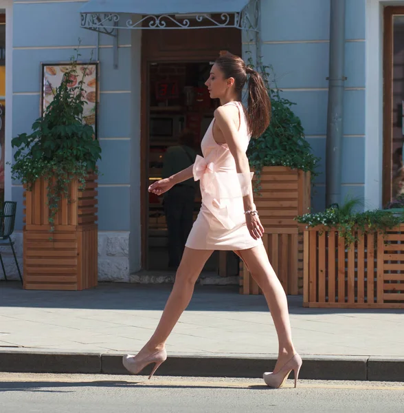 Retrato Pleno Crecimiento Joven Hermosa Mujer Morena Vestido Rosa Caminando — Foto de Stock