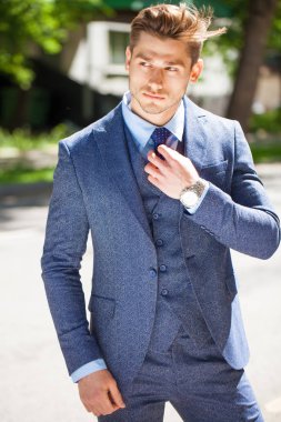 Mavi takım, yaz sokak açık havada neşeli bir işadamı portresi