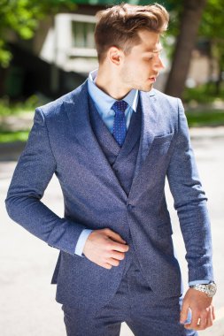 Mavi takım, yaz sokak açık havada neşeli bir işadamı portresi