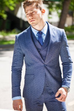 Mavi takım, yaz sokak açık havada neşeli bir işadamı portresi