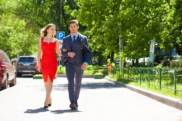 年轻夫妇或欧洲妇女和男子走在城市街道上 手牵着手 享受生活和天气 在春季或夏季 生活方式和团结的概念 浪漫和爱 — 图库照片