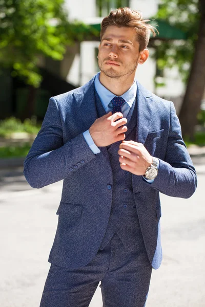 Portret Van Een Vrolijke Zakenman Blauwe Pak Zomer Straat Buitenshuis — Stockfoto