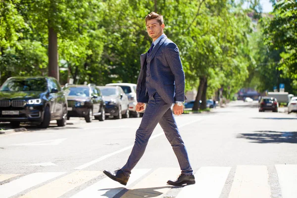 Porträt eines jungen Mannes im Businessanzug — Stockfoto