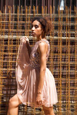 Sokak moda modeli. Pembe elbiseli bir Afrika genç kadın portresi