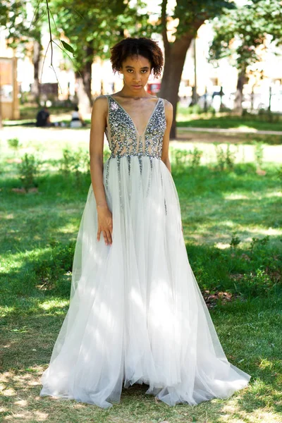 Sexy Afrikanerin Weißen Langen Kleid Posiert Vor Sommerlichem Park Hintergrund — Stockfoto