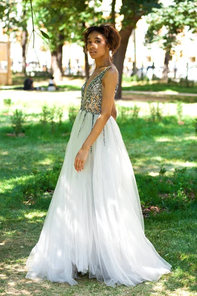 Σέξι Γυναίκα Αφρικανική Λευκό Μακρύ Φόρεμα Θέτοντας Καλοκαίρι Πάρκο Φόντο — Φωτογραφία Αρχείου