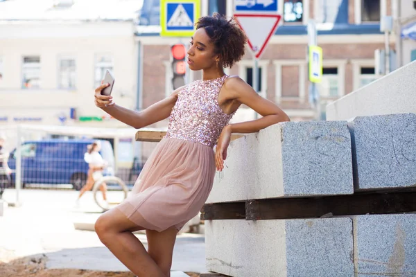Mooi Meisje Het Fotograferen Van Zichzelf Een Mobiele Telefoon Straat — Stockfoto