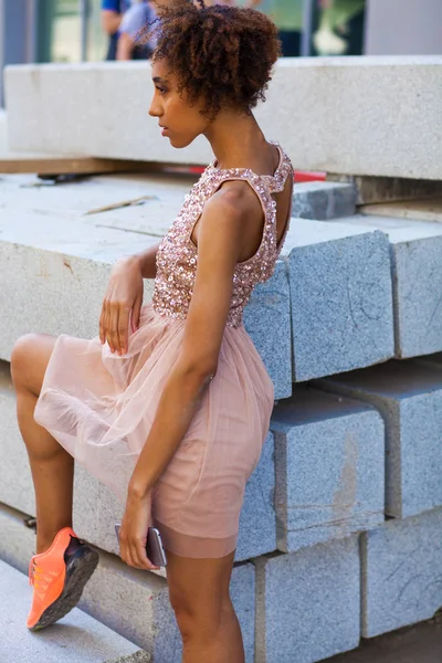 Modèle Mode Rue Portrait Une Jeune Femme Africaine Robe Rose — Photo