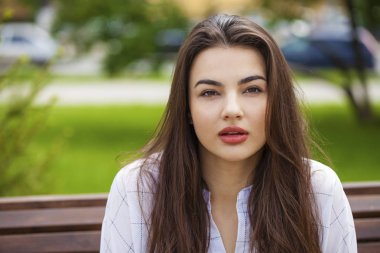 Mutlu bir genç kadın gülümsüyor, yaz sokak açık havada closeup portresi