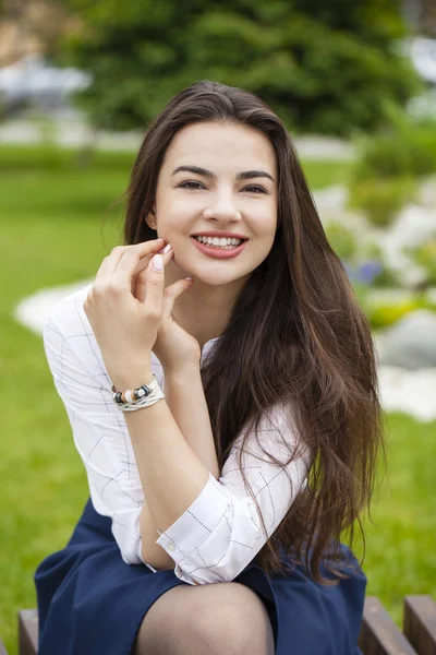 Крупним Планом Портрет Щасливої Молодої Жінки Яка Посміхається Літня Вулиця — стокове фото
