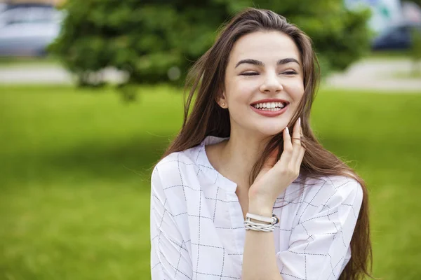 美しく若いです幸せなブルネットの女性の肖像画を閉じます新鮮な肌ときれいな肌 夏の通り屋外 — ストック写真