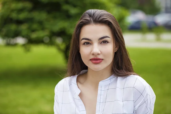 Retrato Cerca Joven Hermosa Mujer Morena Verano Aire Libre —  Fotos de Stock