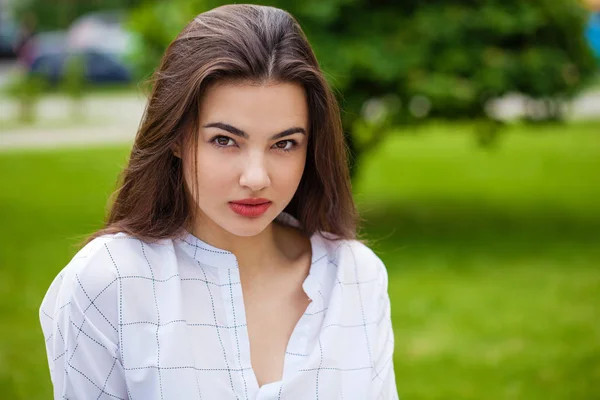 Close Portret Van Mooie Jonge Gelukkig Brunette Vrouw Met Frisse — Stockfoto