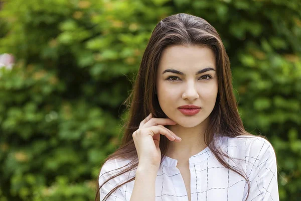 Portret Close Van Jonge Mooie Brunette Vrouw Zomer Buiten — Stockfoto