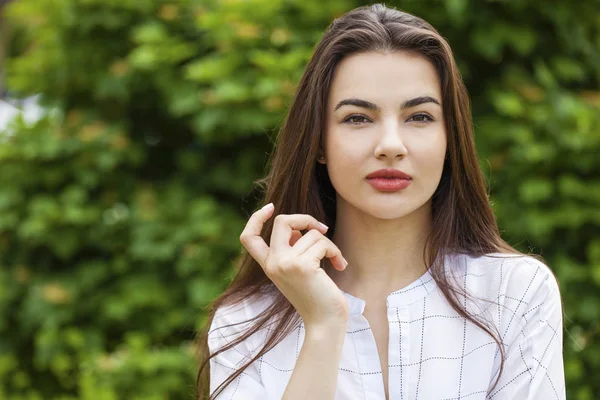 Porträtt Nära Håll Ung Vacker Brunett Kvinna Sommar Utomhus — Stockfoto