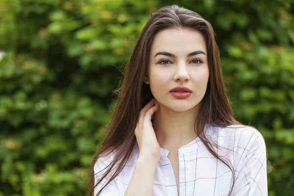 Portret Bliska Młodej Pięknej Brunetki Lato Świeżym Powietrzu — Zdjęcie stockowe