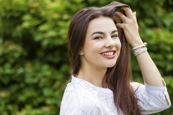 Close Retrato Bela Jovem Mulher Morena Feliz Com Pele Fresca — Fotografia de Stock