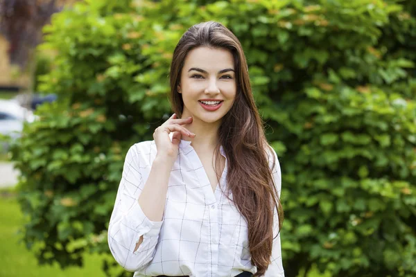 Close Portret Van Mooie Jonge Gelukkig Brunette Vrouw Met Frisse — Stockfoto