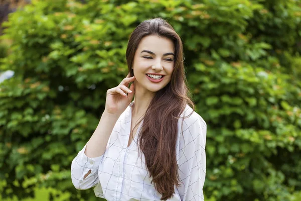 美丽的年轻快乐的黑发女子 有着新鲜洁白的皮肤 夏日街上的特写 — 图库照片