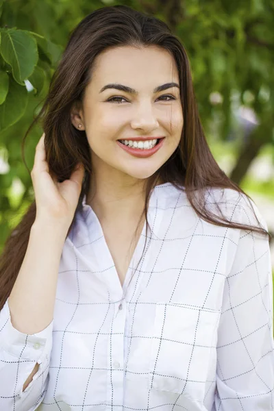 Close Retrato Bela Jovem Mulher Morena Feliz Com Pele Fresca — Fotografia de Stock