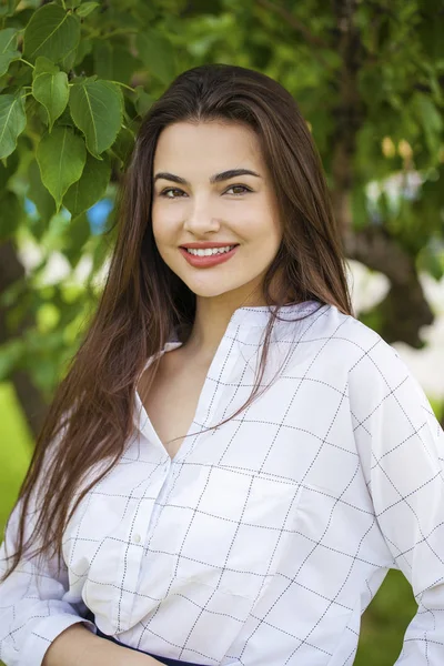 Close Retrato Bela Jovem Mulher Morena Feliz Com Pele Fresca — Fotografia de Stock