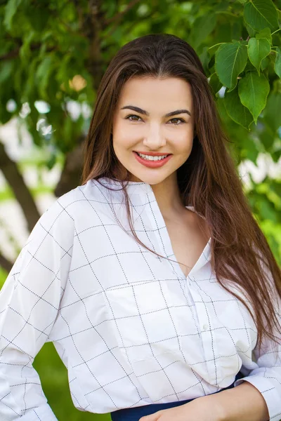 Close Retrato Bela Jovem Mulher Morena Feliz Com Pele Fresca — Fotografia de Stock