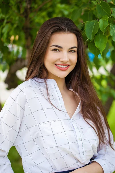 Close Retrato Bela Jovem Mulher Morena Feliz Com Pele Fresca — Fotografia de Stock