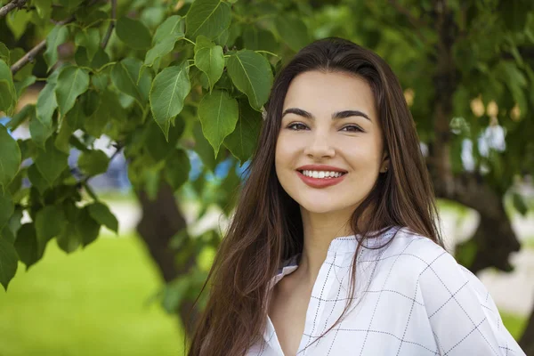 Close Portret Van Mooie Jonge Gelukkig Brunette Vrouw Met Frisse — Stockfoto