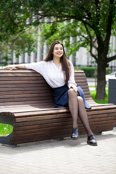 Mladá Krásná Brunetka Žena Sedí Lavičce Letním Parku — Stock fotografie